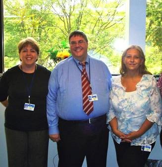 A picture of Paul Avery standing between Linda Thompson on his left and Linda Redding on his right.